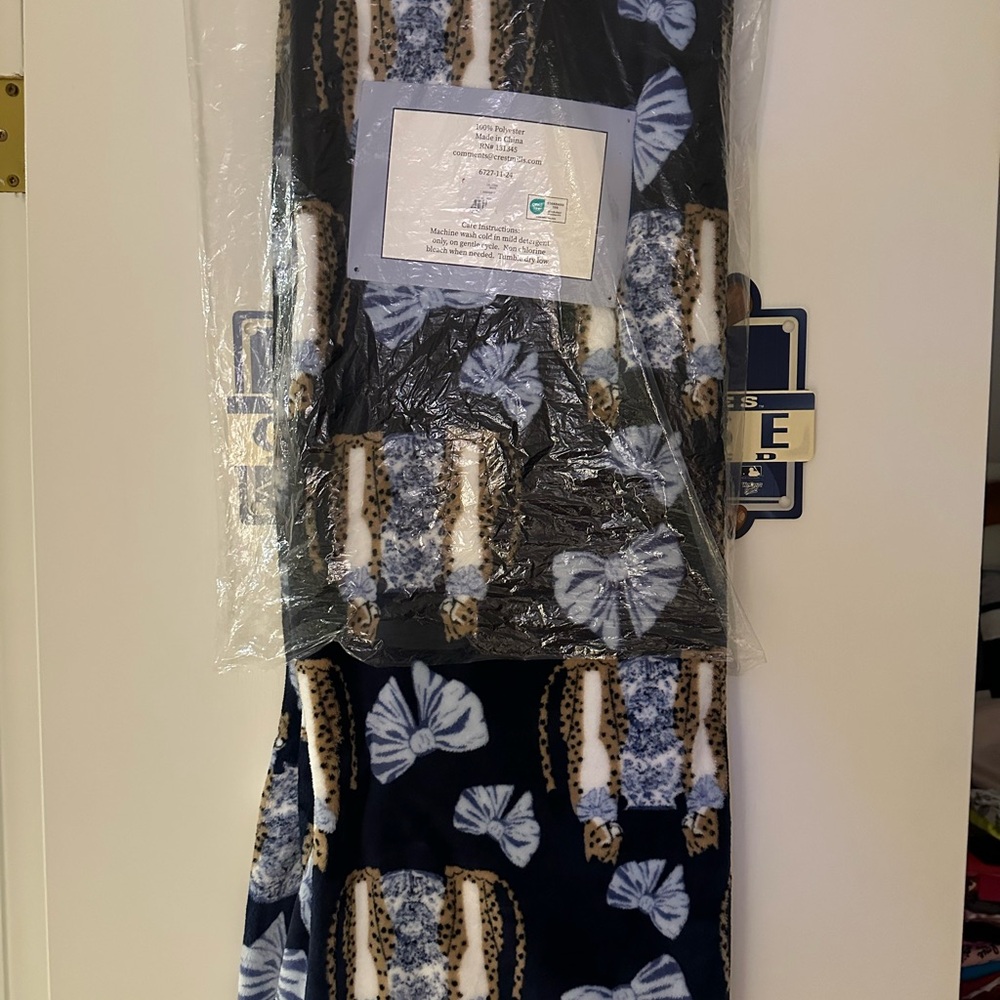 NWT: Throw w/ leopard 🐆